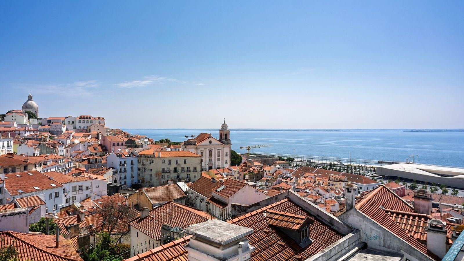 Alfama katused ja Tejo jõgi, Lissabon